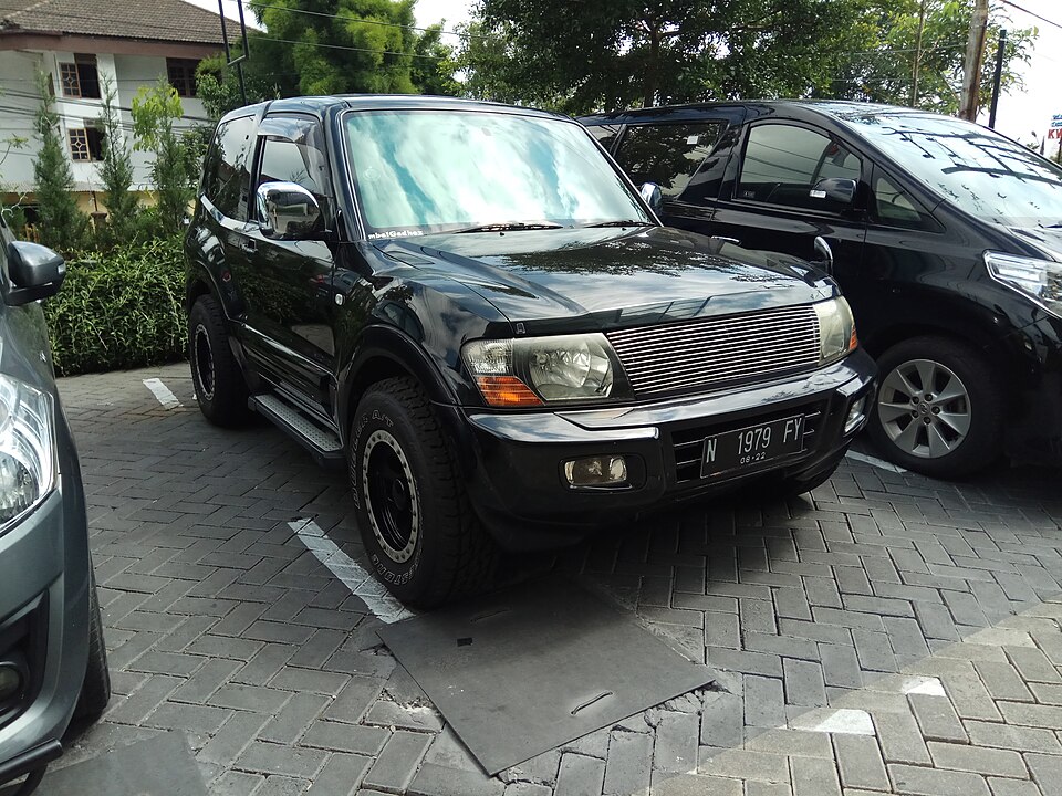 Mitsubishi Pajero V60
